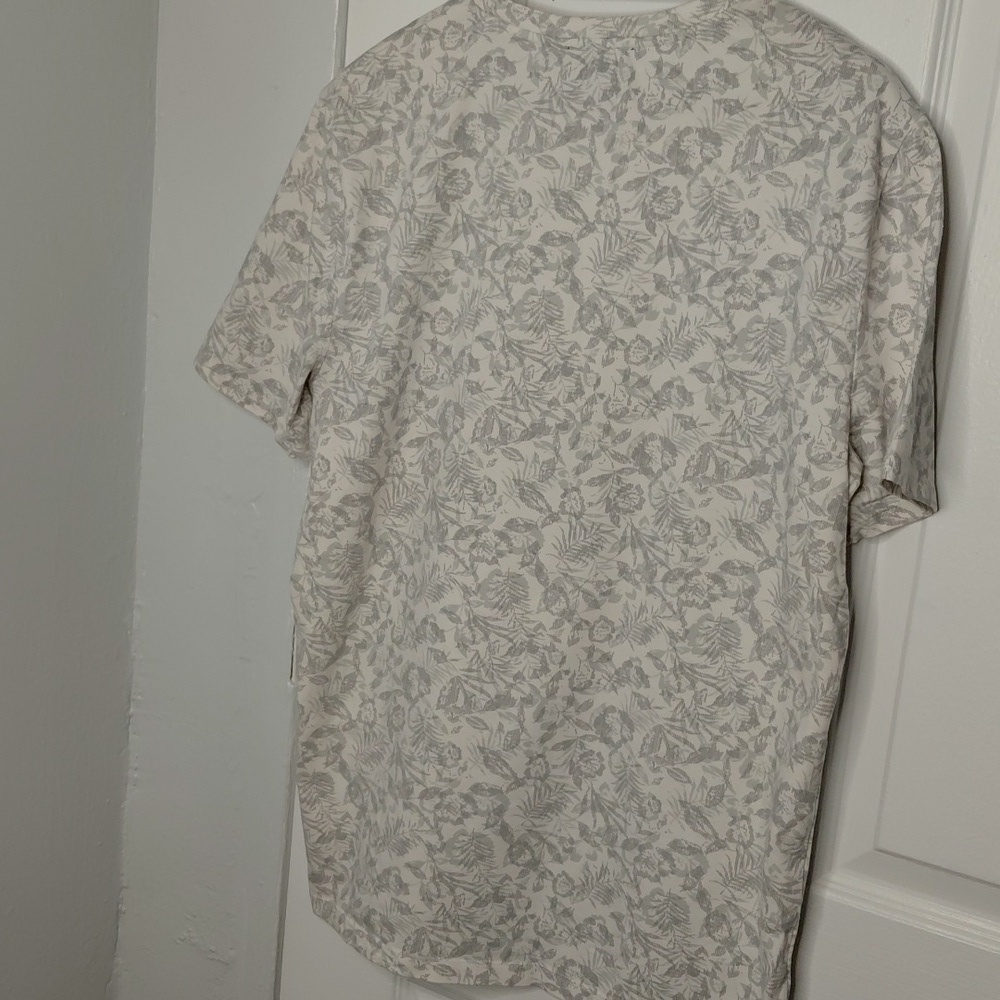 Express Men's Cream Floral Tee - Picture 3 of 3